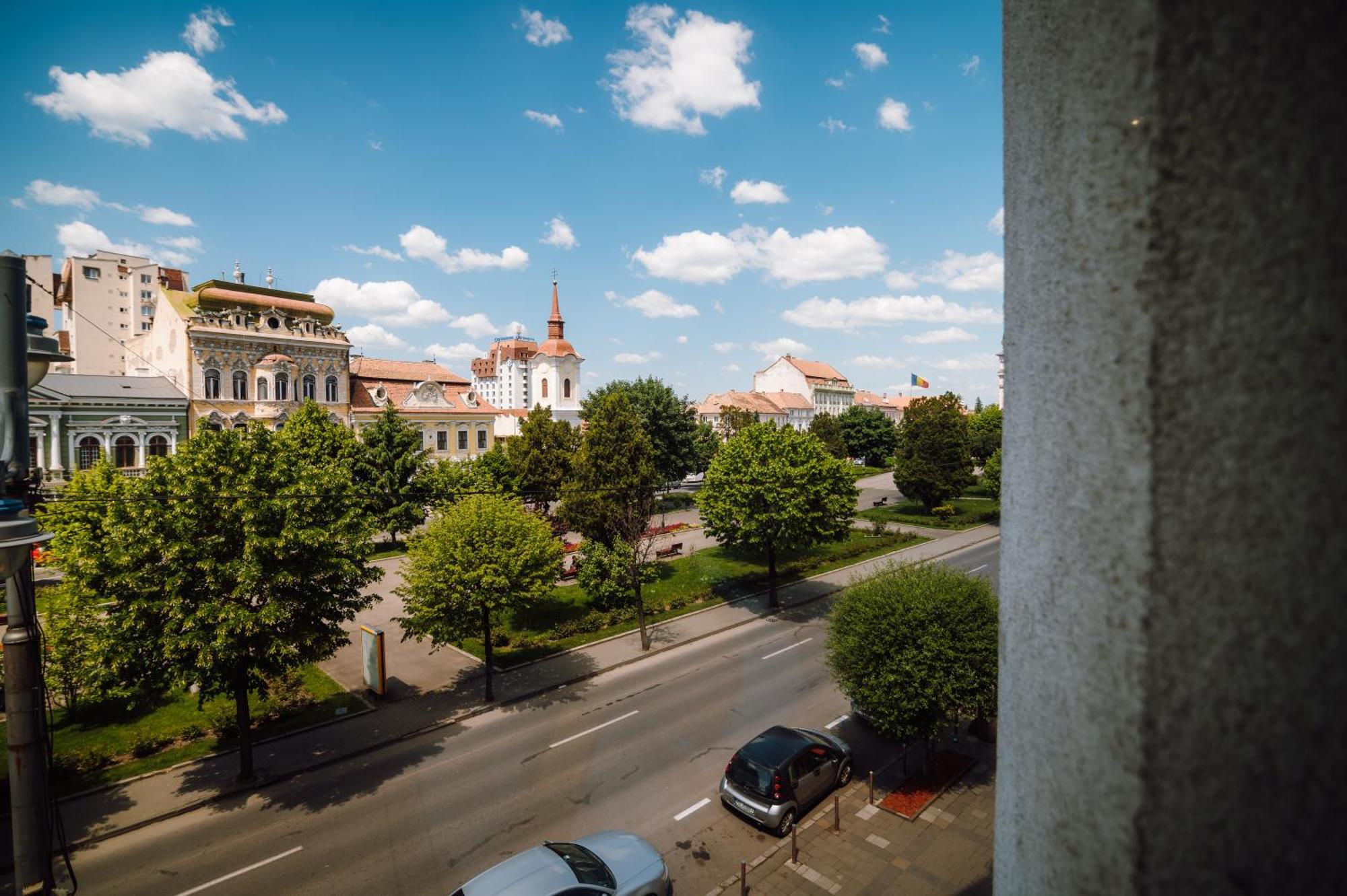 Plaza V Hotel Târgu-Mureş Esterno foto